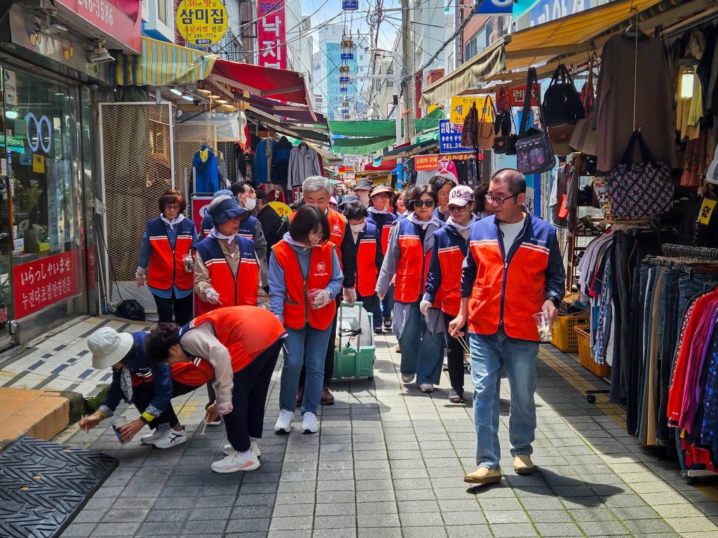 20250517사회복지분과자원봉사활동쓰담걷기015.jpg