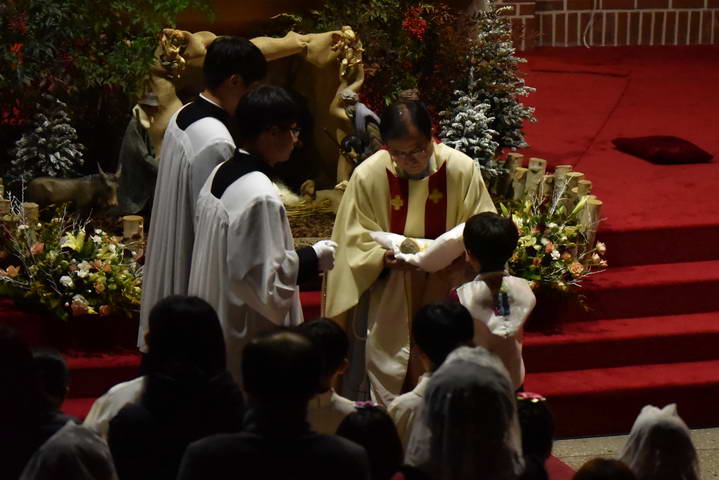 2015-12-24 22-39-15_성탄밤미사_139_resize.jpg