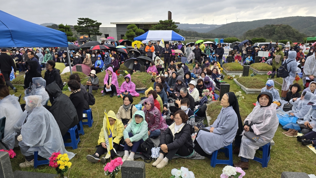20241102위령의날미사_경주공원묘원002.jpg