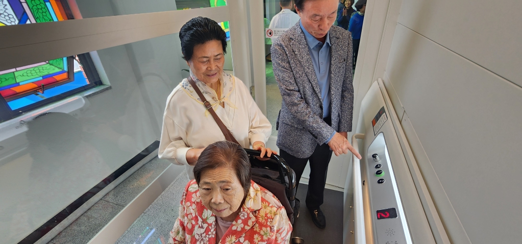 20250525삼산성당리프트설치축복식006.jpg