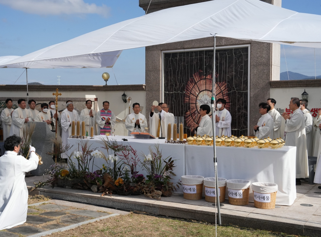 20251103위령의날미사(하늘공원)0116-1.JPG
