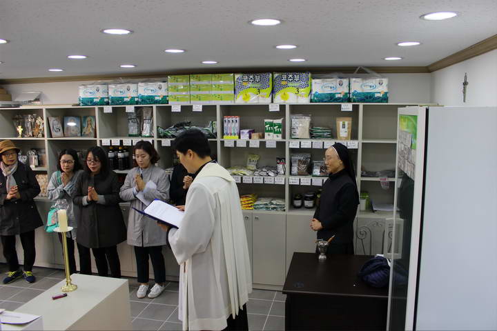 20161117청학성당성체조배실&우리농매장축복식003_resize.jpg