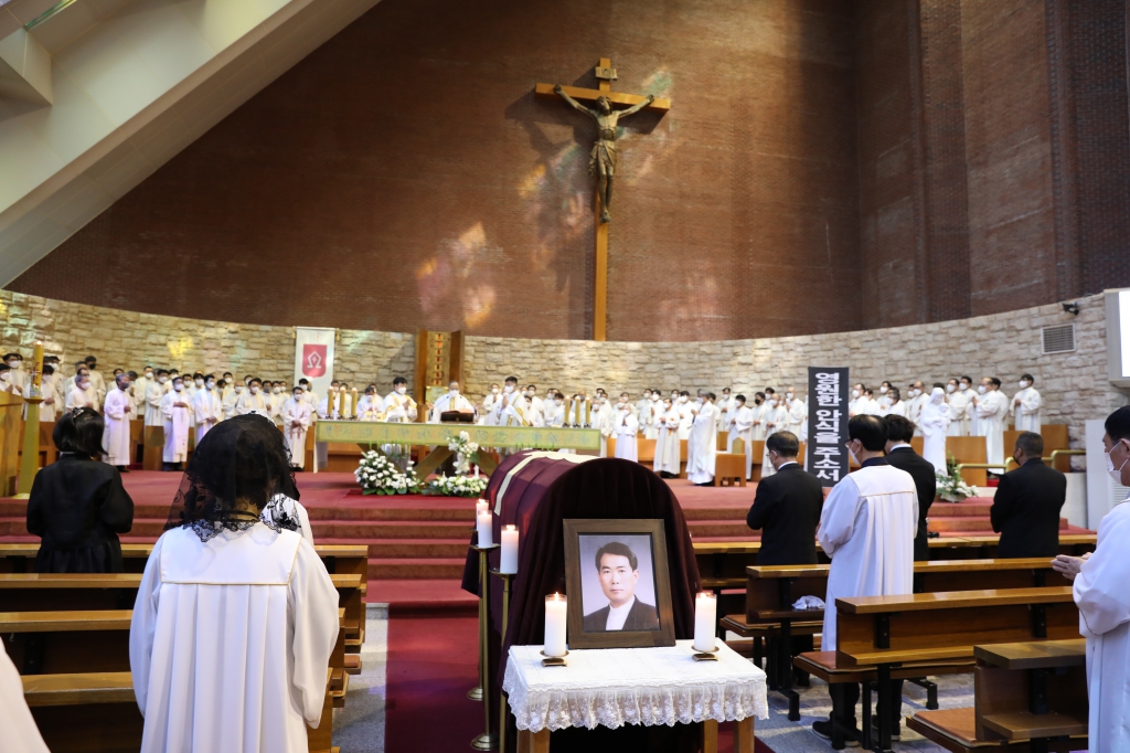 20220827이택면신부님장례미사085.JPG