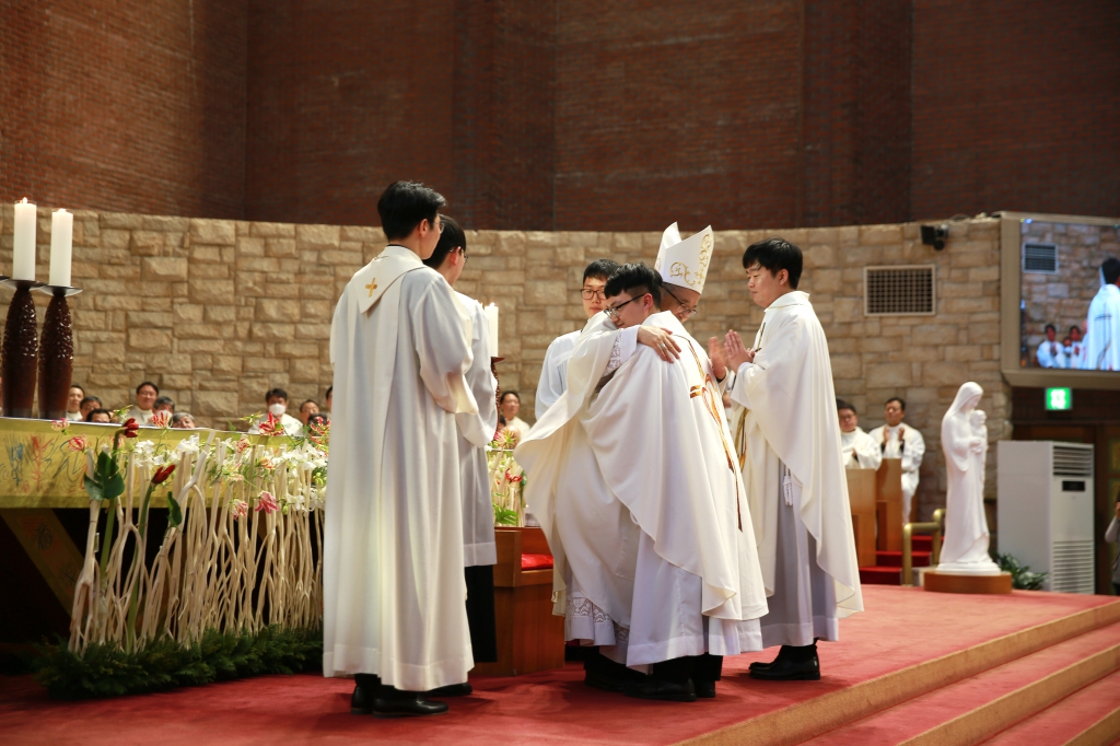 평화의 인사(사제).JPG