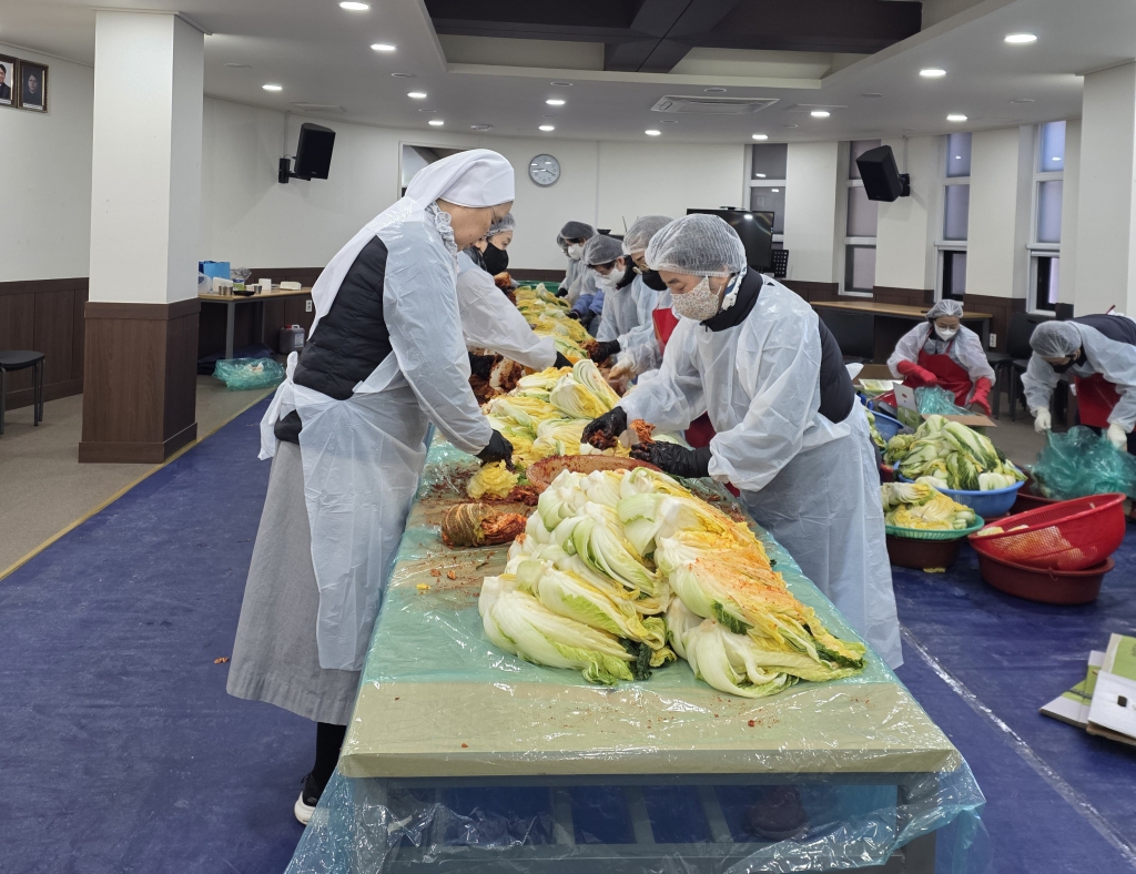 20251206초장성당김장나누기008.jpg