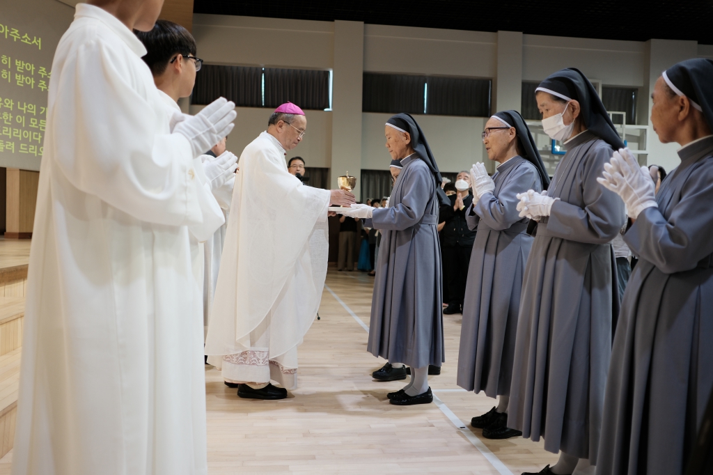 예물을 받으시는 주교님.JPG